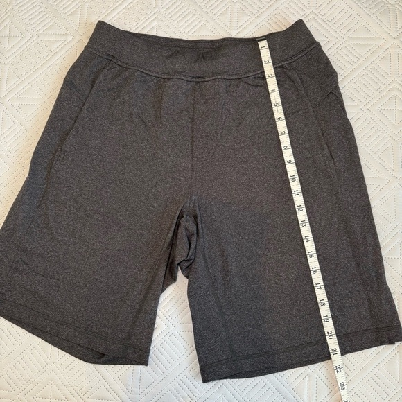 Lululemon Mens Shorts Size L Heathered Dark Gray - Picture 2 of 7